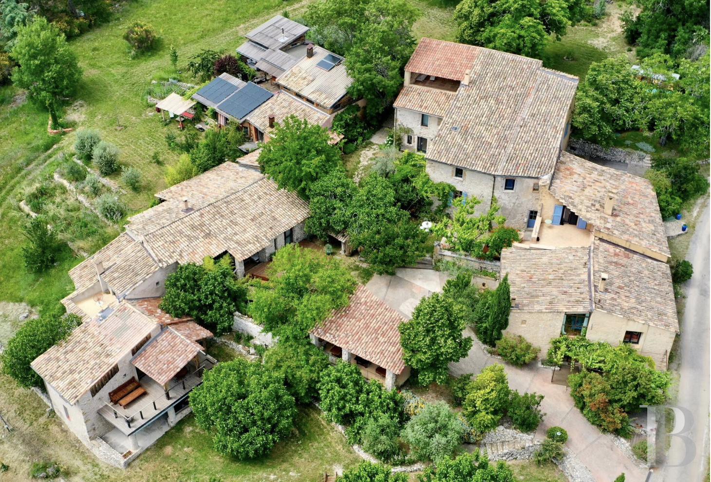Dans les Alpes-de-Haute-Provence, à l’ouest de Sisteron, un mas du 17e siècle face à la montagne de Lure - photo  n°1